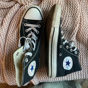High top black converse!!